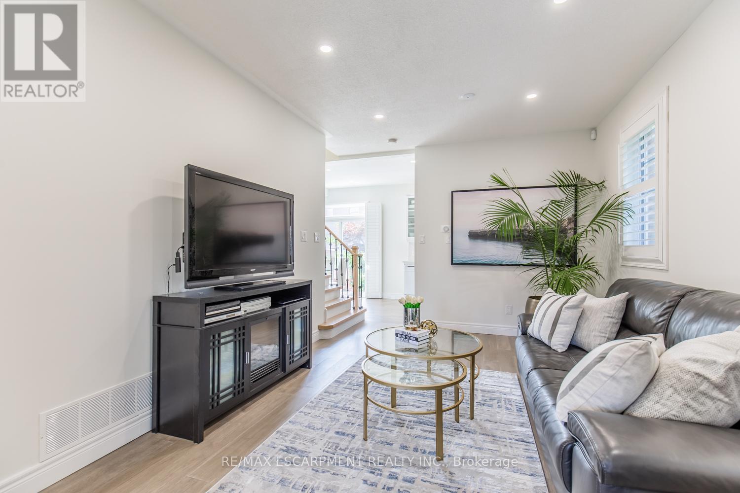 109 Peachwood Crescent, Hamilton, Ontario L8E 5Z7 - Photo 6 - X12553542