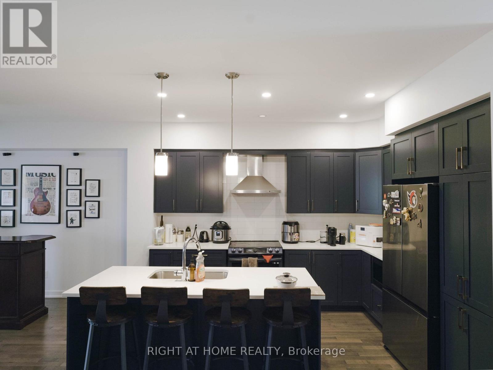 149 Wabikon Crescent, Ottawa, Ontario K1X 0H8 - Photo 4 - X12553574