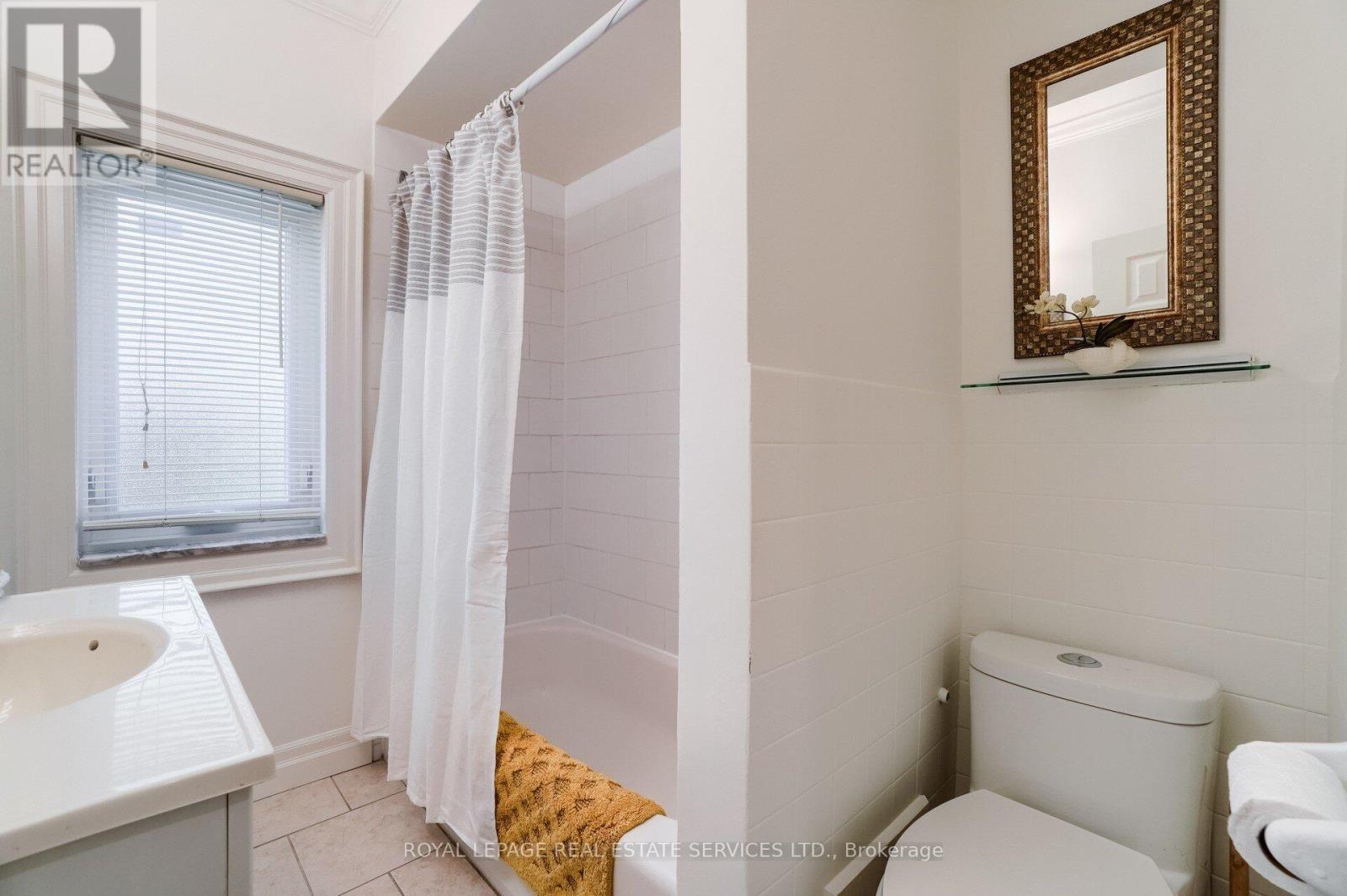 Upper - 117 St Johns Road, Toronto, Ontario  M6P 1V1 - Photo 11 - W12456449