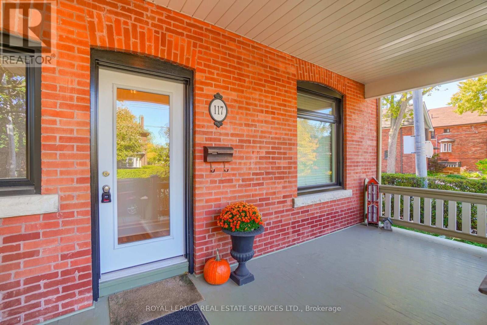 Upper - 117 St Johns Road, Toronto, Ontario  M6P 1V1 - Photo 17 - W12456449