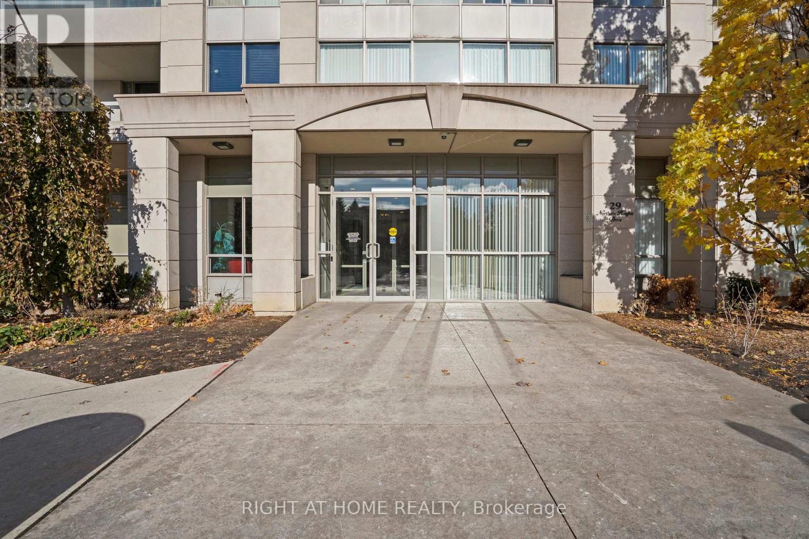 408 - 29 Northern Height Drive S, Richmond Hill, Ontario L4B 4L8 - Photo 2 - N12553564