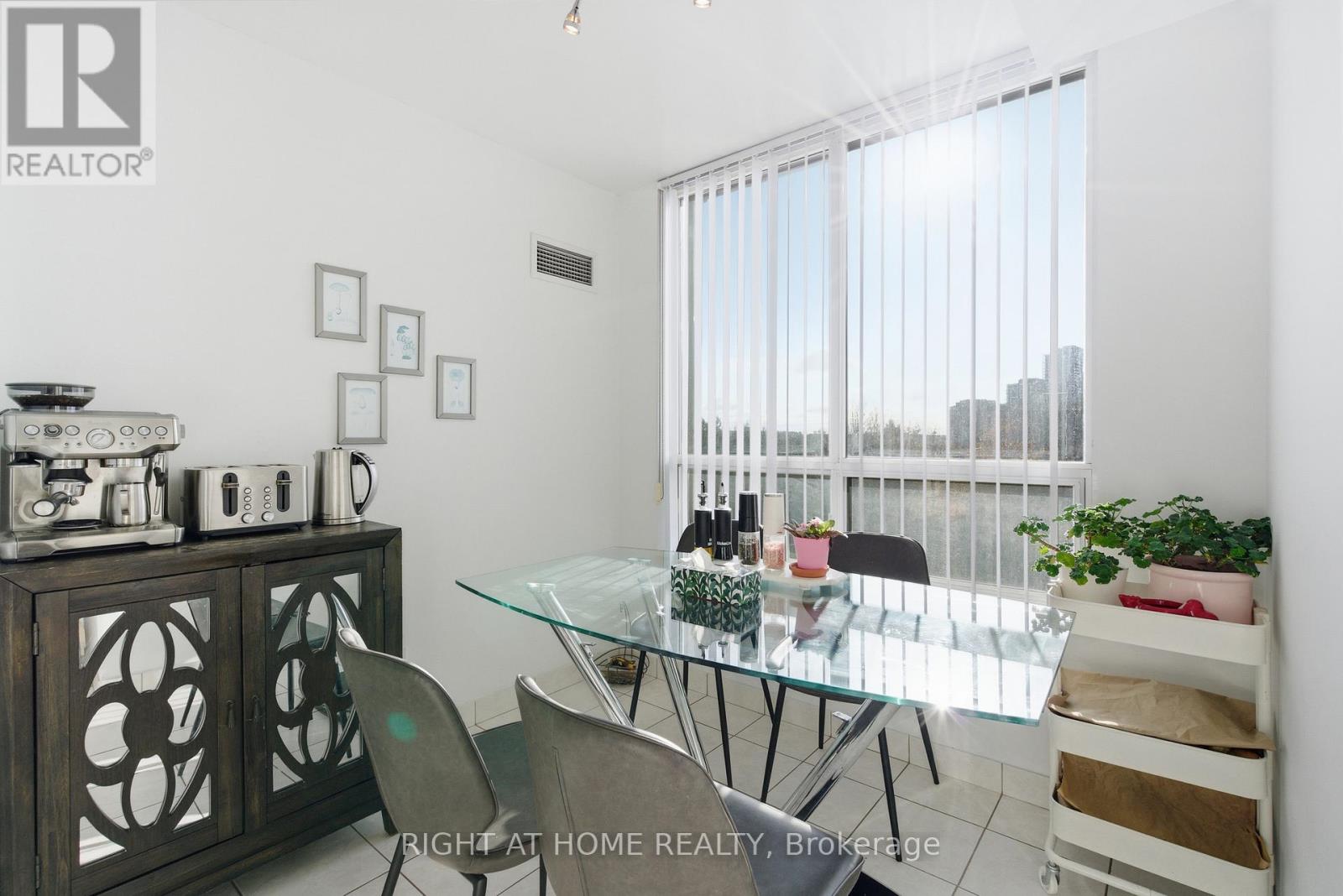 408 - 29 Northern Height Drive S, Richmond Hill, Ontario L4B 4L8 - Photo 4 - N12553564