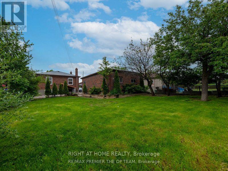 Upper - 61 Mcadam Avenue, Toronto, Ontario  M6A 1S6 - Photo 4 - W12553610