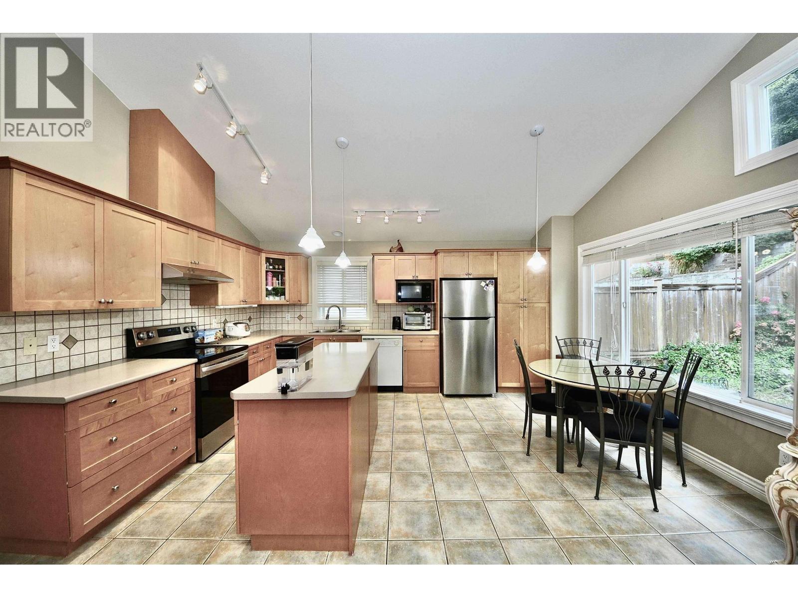 3035 Maplewood Court, Coquitlam, British Columbia  V3E 3P3 - Photo 9 - R3067785