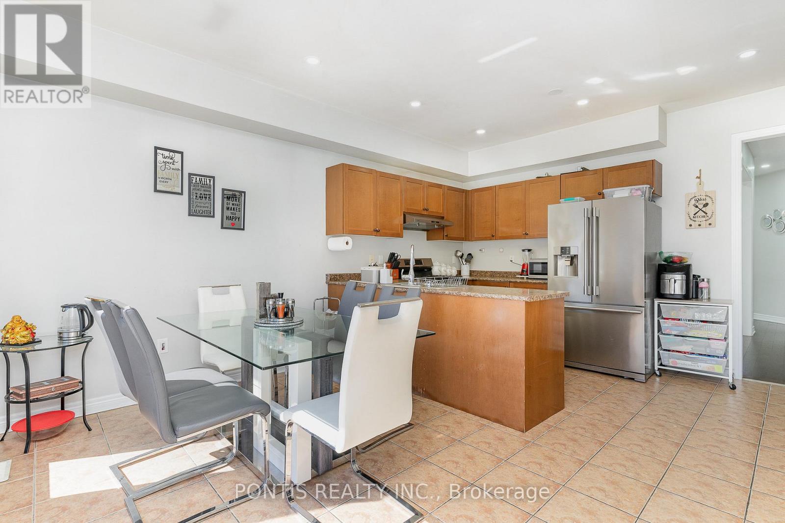 72 Vanwood Crescent, Brampton, Ontario L6P 2X3 - Photo 10 - W12553616