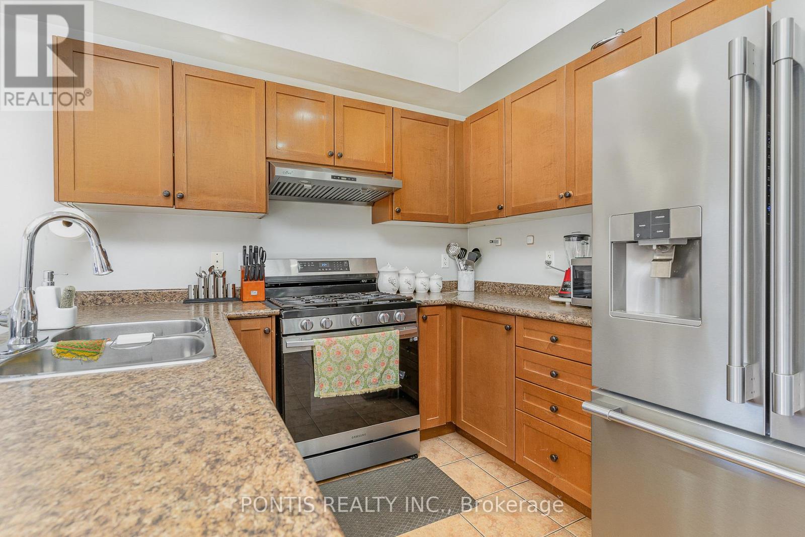 72 Vanwood Crescent, Brampton, Ontario L6P 2X3 - Photo 11 - W12553616