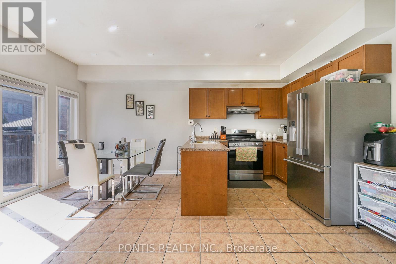 72 Vanwood Crescent, Brampton, Ontario L6P 2X3 - Photo 13 - W12553616