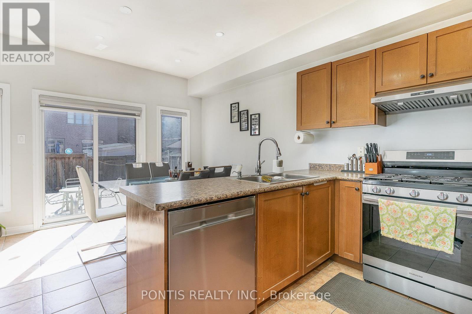 72 Vanwood Crescent, Brampton, Ontario L6P 2X3 - Photo 14 - W12553616