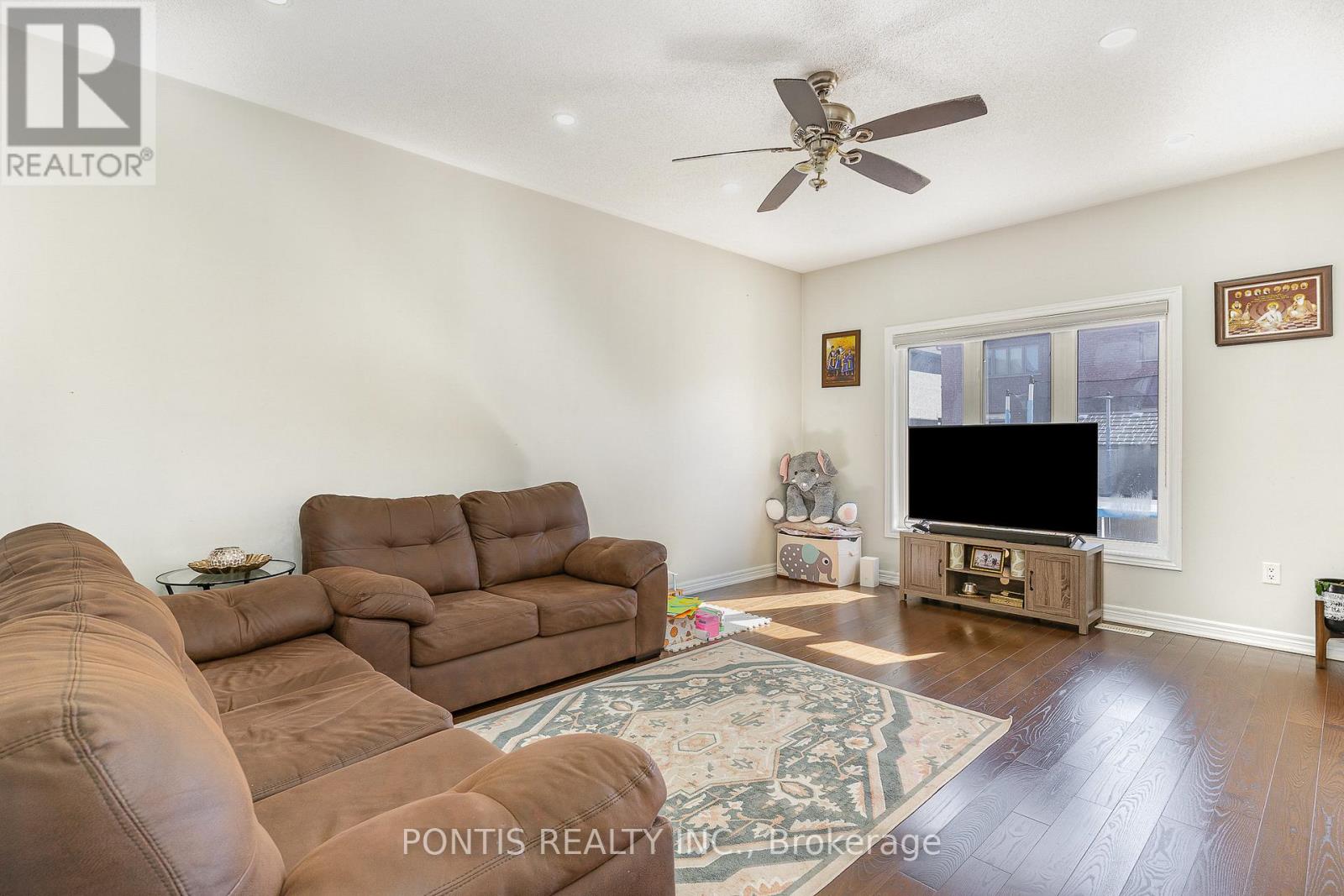 72 Vanwood Crescent, Brampton, Ontario L6P 2X3 - Photo 15 - W12553616