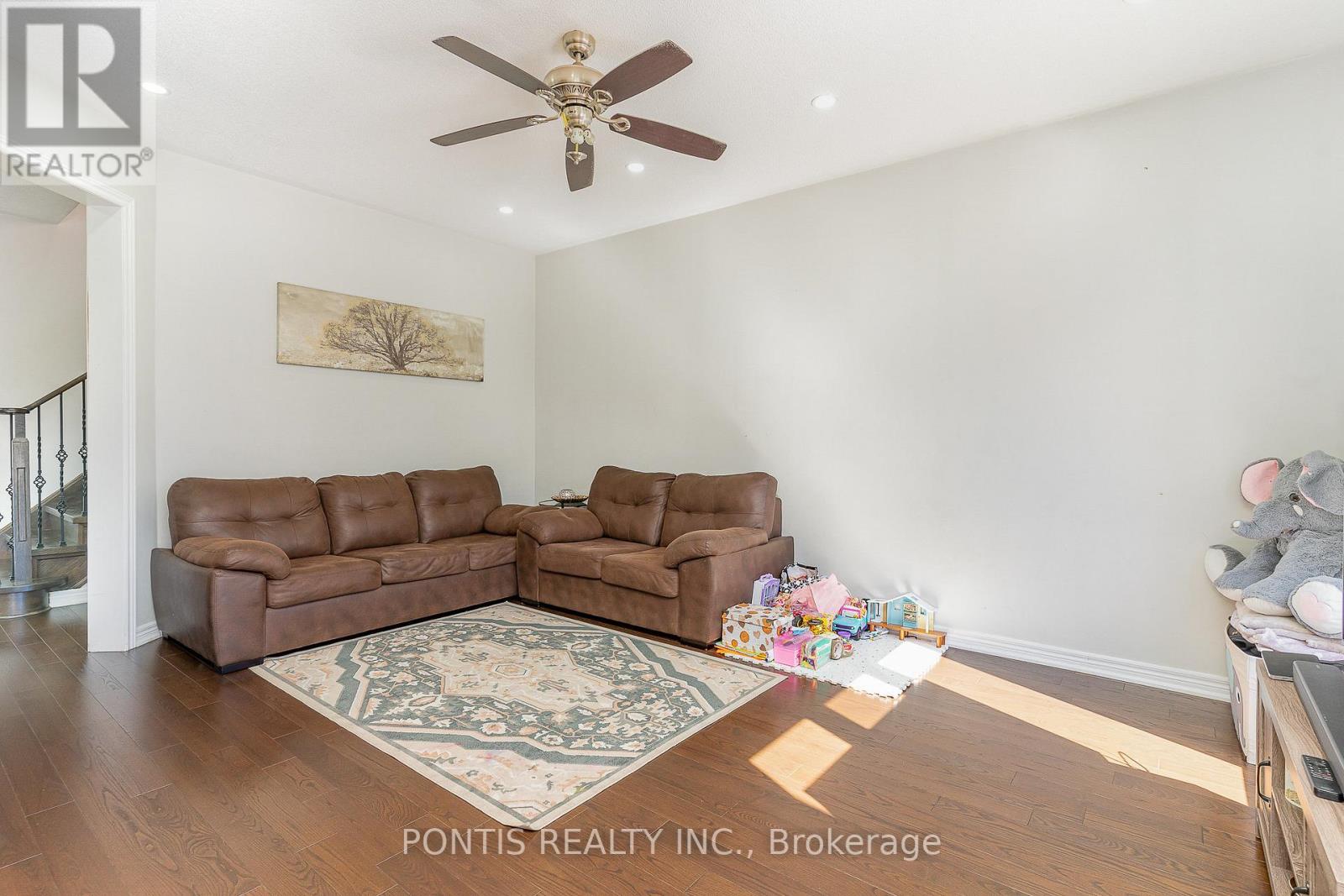 72 Vanwood Crescent, Brampton, Ontario L6P 2X3 - Photo 16 - W12553616