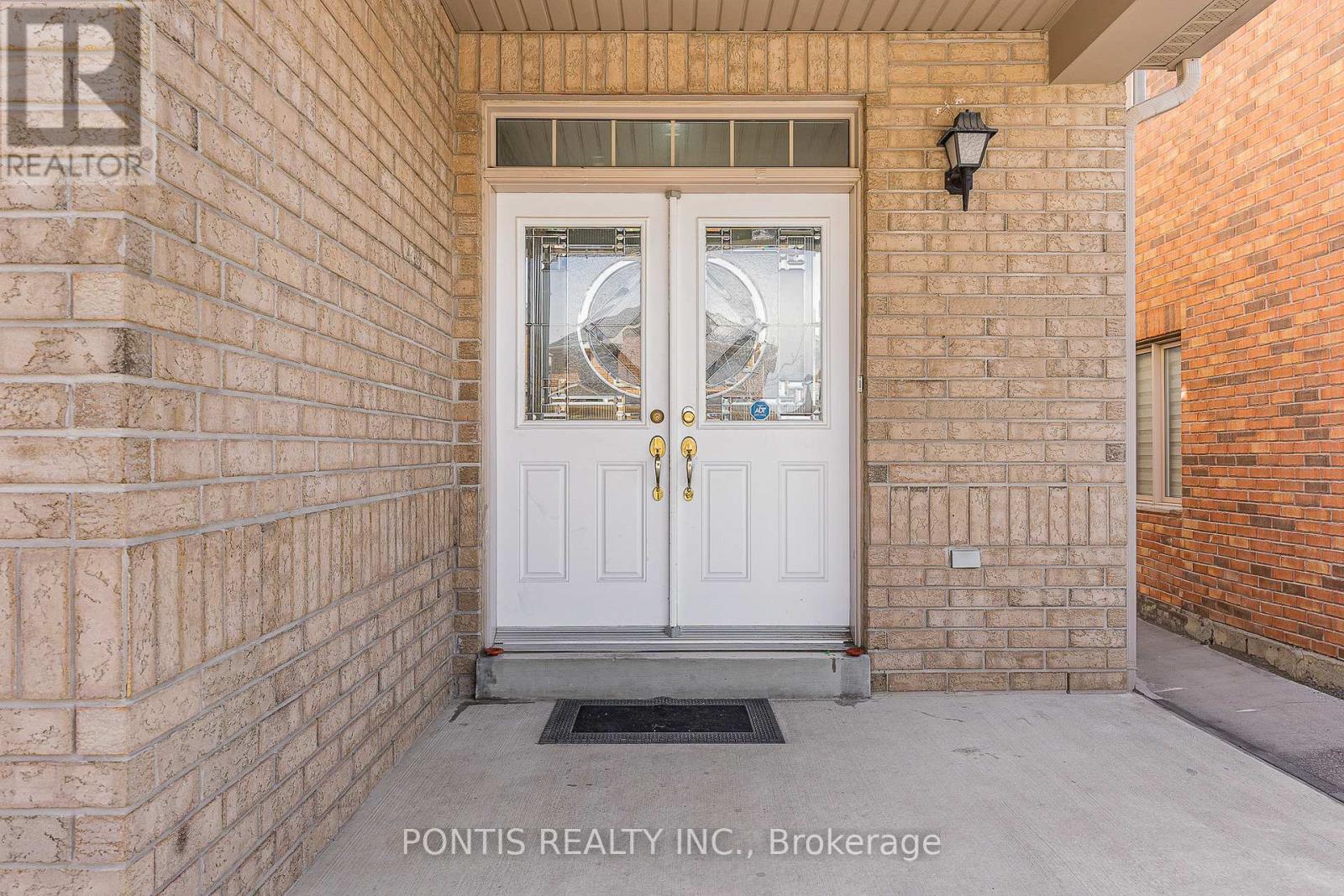 72 Vanwood Crescent, Brampton, Ontario L6P 2X3 - Photo 3 - W12553616