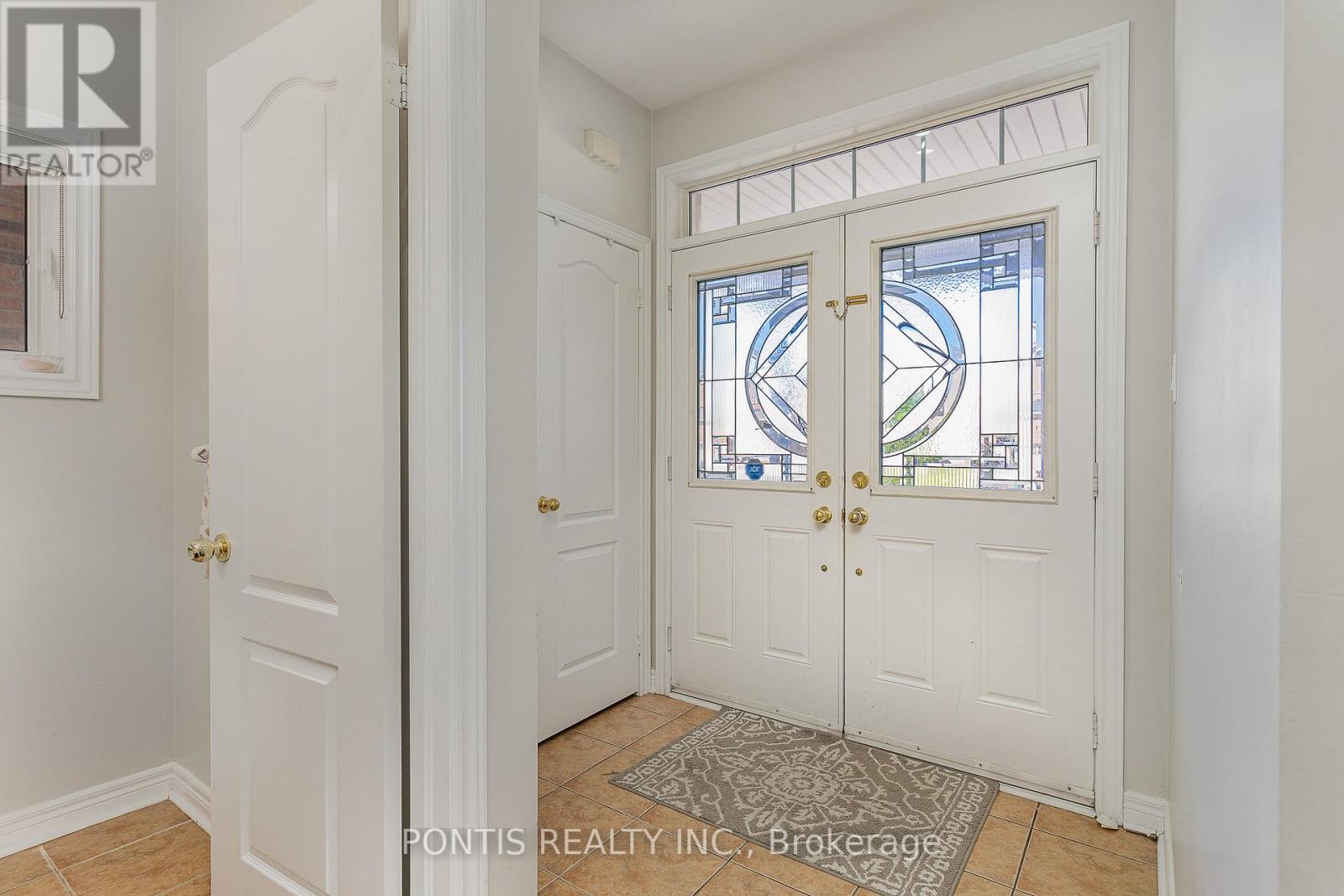 72 Vanwood Crescent, Brampton, Ontario L6P 2X3 - Photo 4 - W12553616