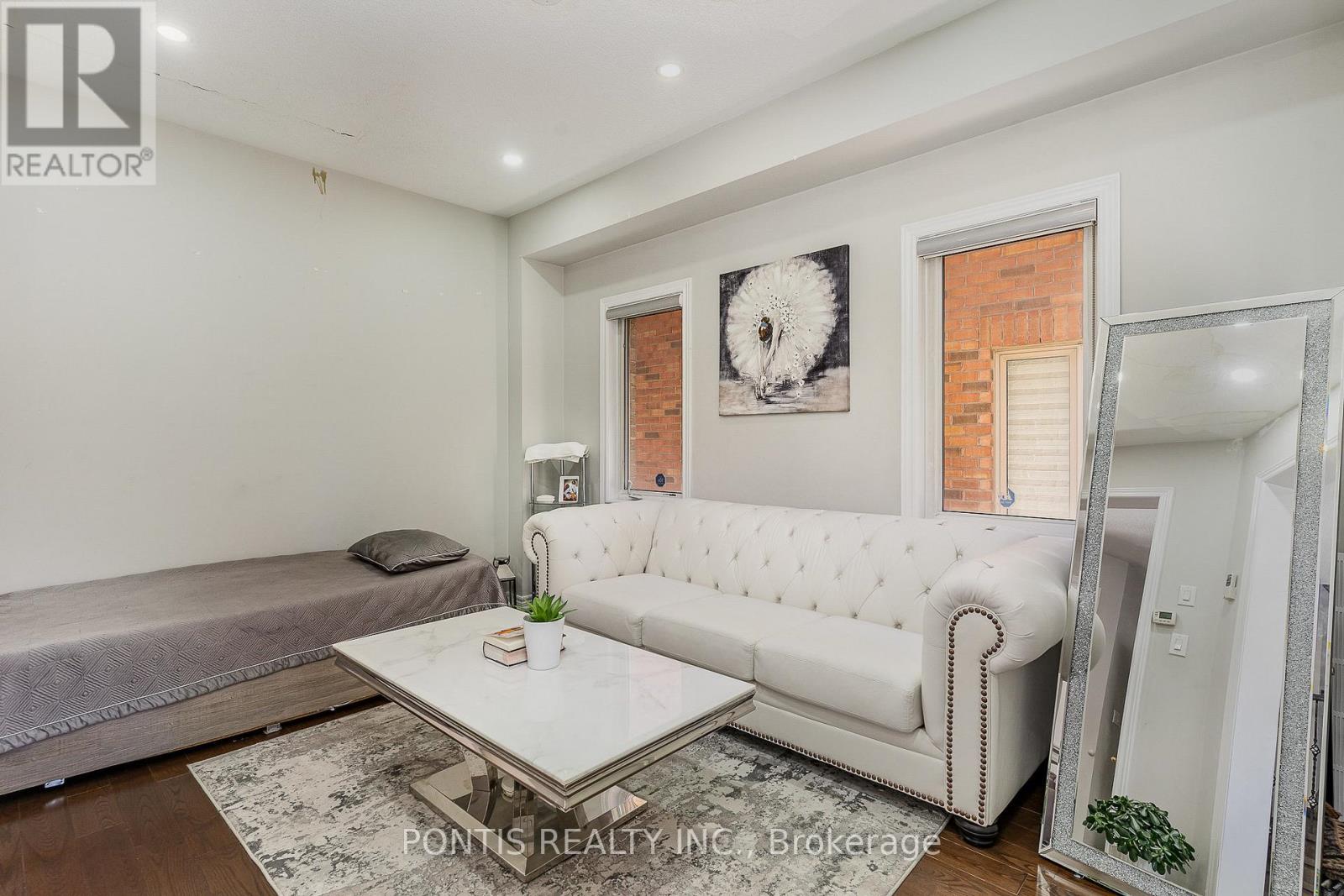 72 Vanwood Crescent, Brampton, Ontario L6P 2X3 - Photo 6 - W12553616