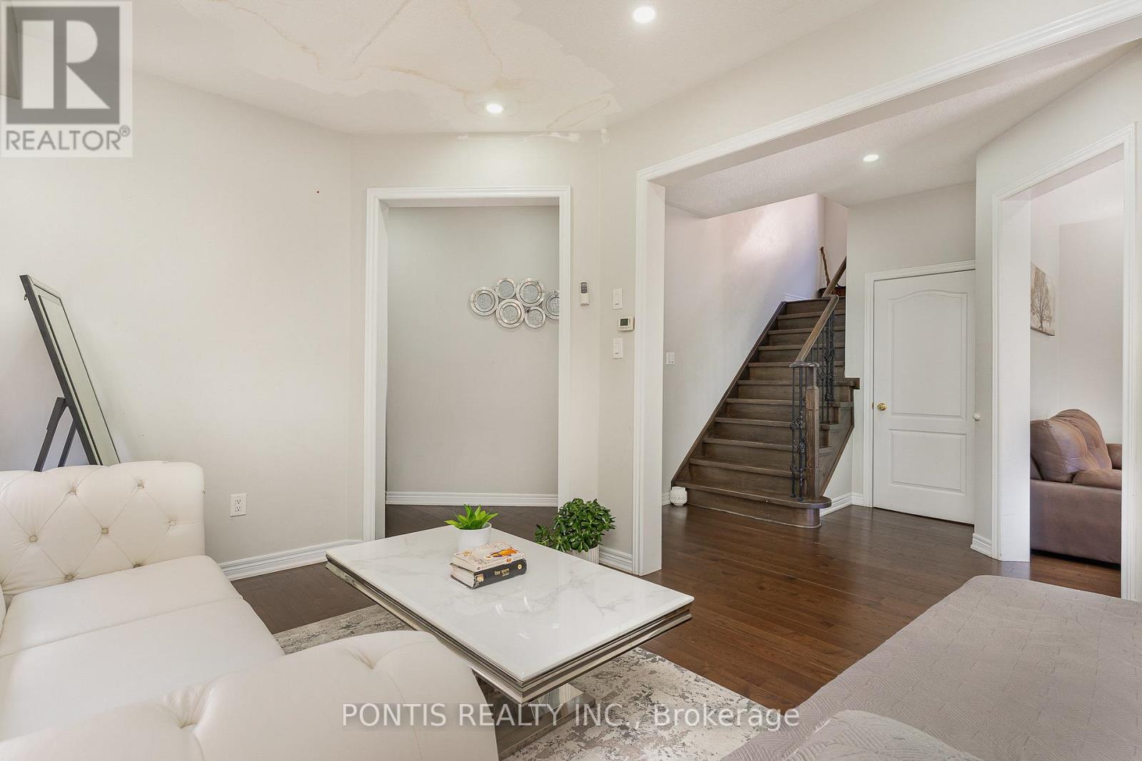 72 Vanwood Crescent, Brampton, Ontario L6P 2X3 - Photo 8 - W12553616