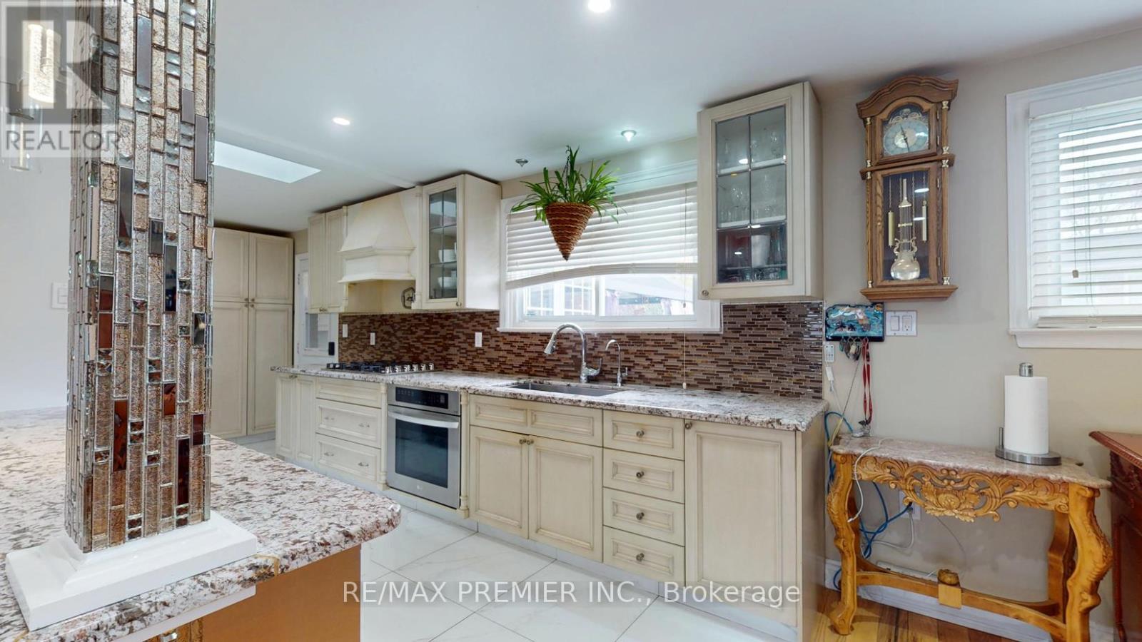 425 Balmoral Drive, Brampton, Ontario  L6T 1W1 - Photo 15 - W12553648