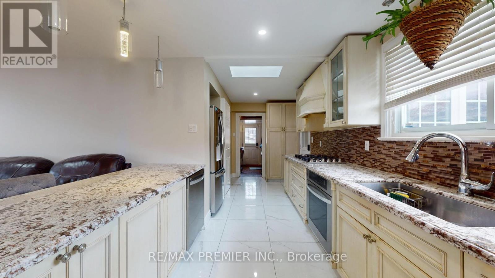 425 Balmoral Drive, Brampton, Ontario  L6T 1W1 - Photo 17 - W12553648