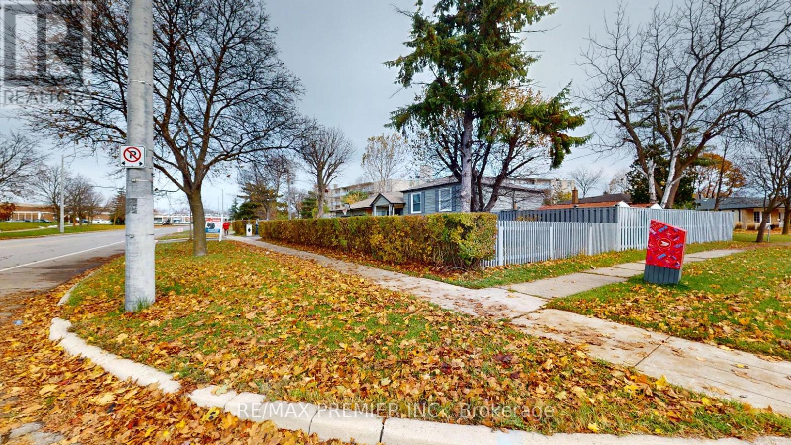 425 Balmoral Drive, Brampton, Ontario  L6T 1W1 - Photo 2 - W12553648