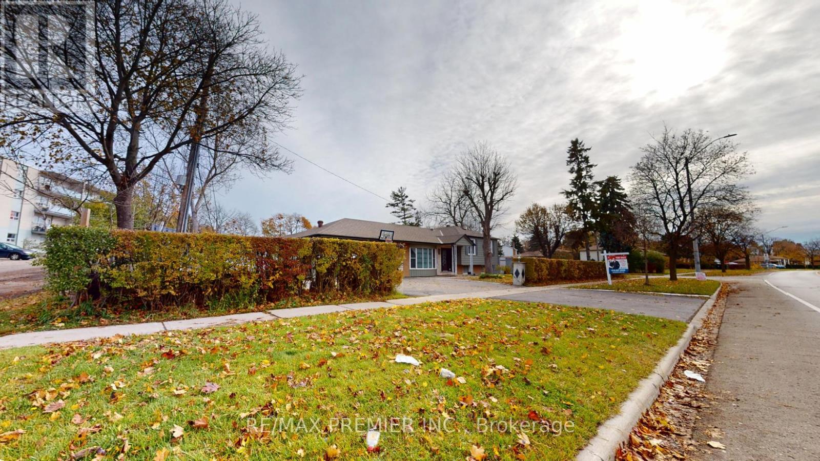 425 Balmoral Drive, Brampton, Ontario  L6T 1W1 - Photo 3 - W12553648