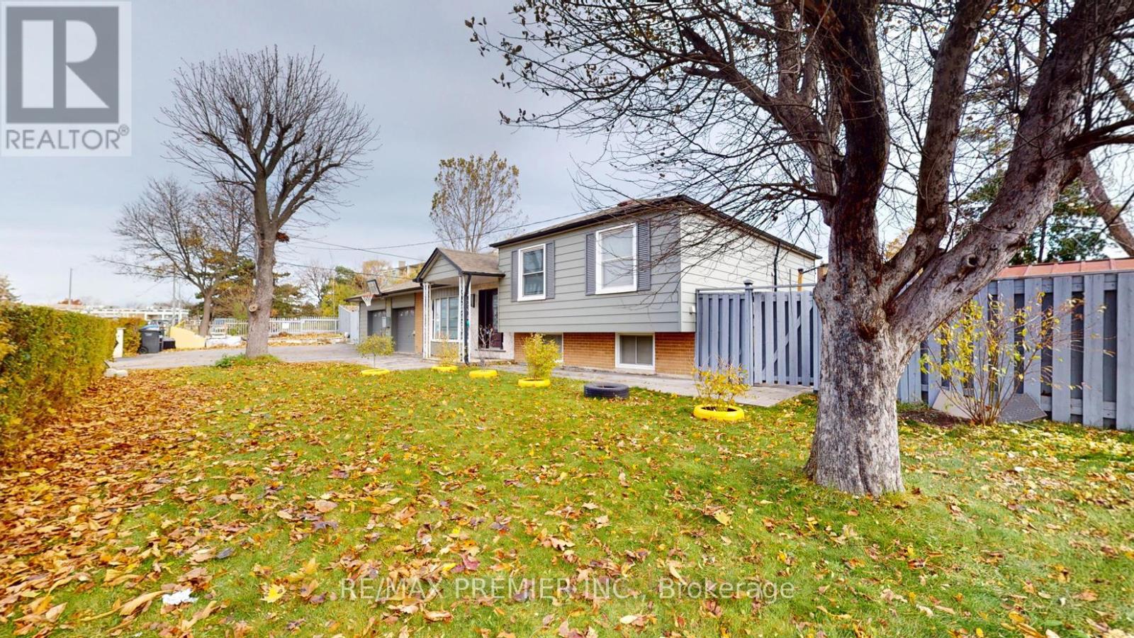 425 Balmoral Drive, Brampton, Ontario  L6T 1W1 - Photo 4 - W12553648