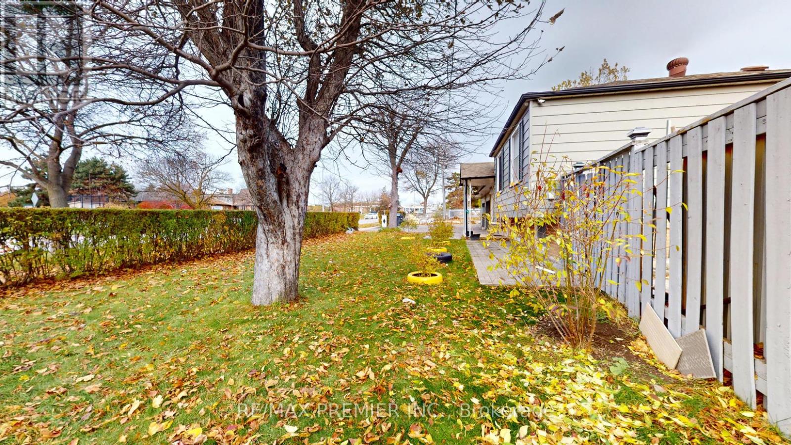 425 Balmoral Drive, Brampton, Ontario  L6T 1W1 - Photo 6 - W12553648