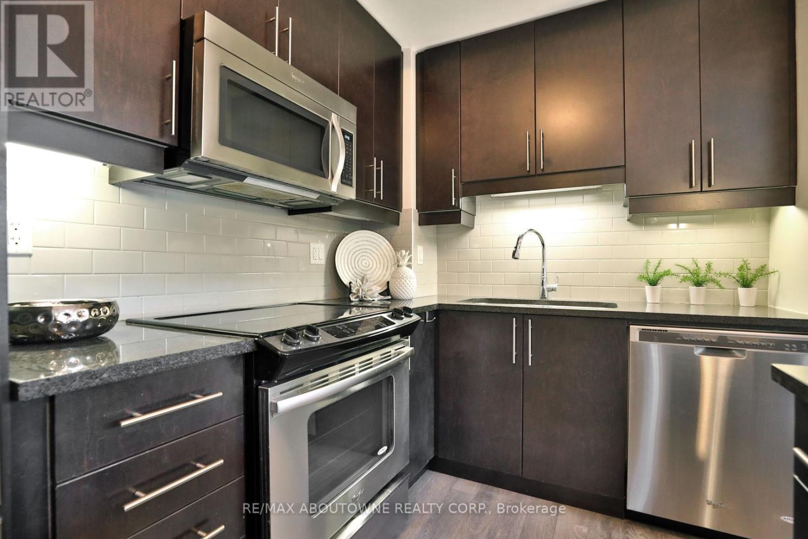 103 - 128 Garden Drive, Oakville, Ontario  L6K 0H7 - Photo 13 - W12553688