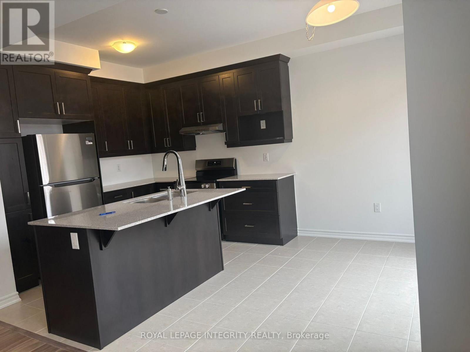 228 Greer Street, Barrie, Ontario L9J 0B7 - Photo 4 - S12553690