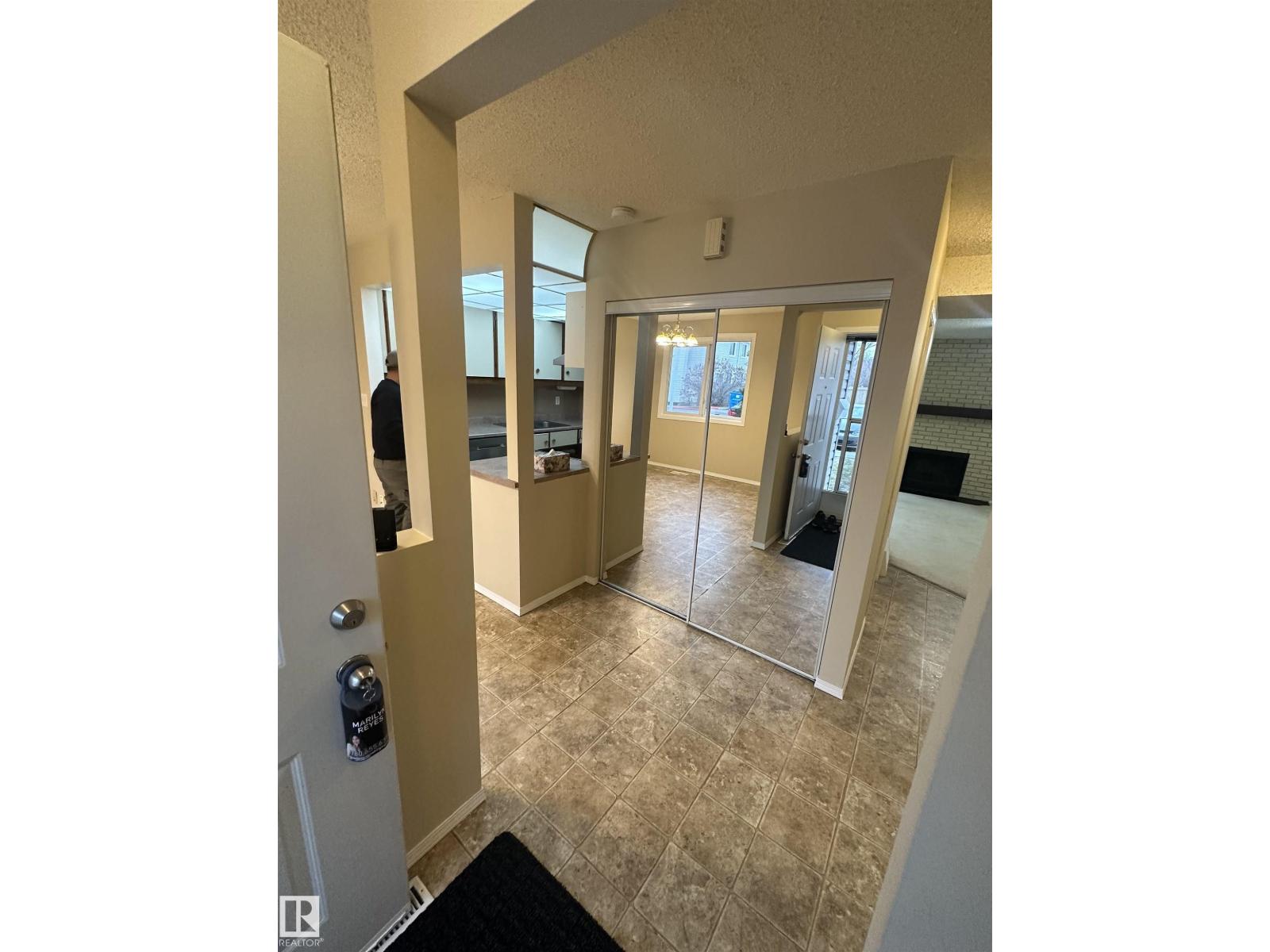 #8 3221 119 St Nw, Edmonton, Alberta T6J 5K7 - Photo 3 - E4466049