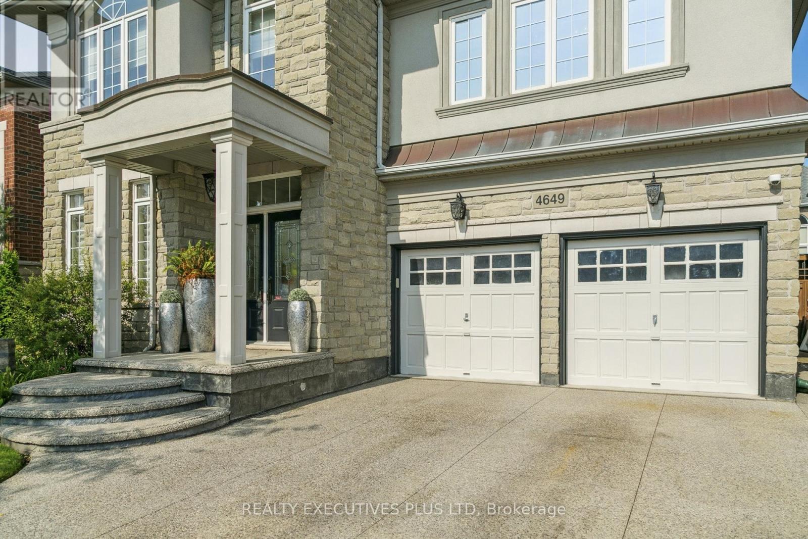 4649 Simmons Road, Burlington, Ontario  L7M 0E9 - Photo 2 - W12553756