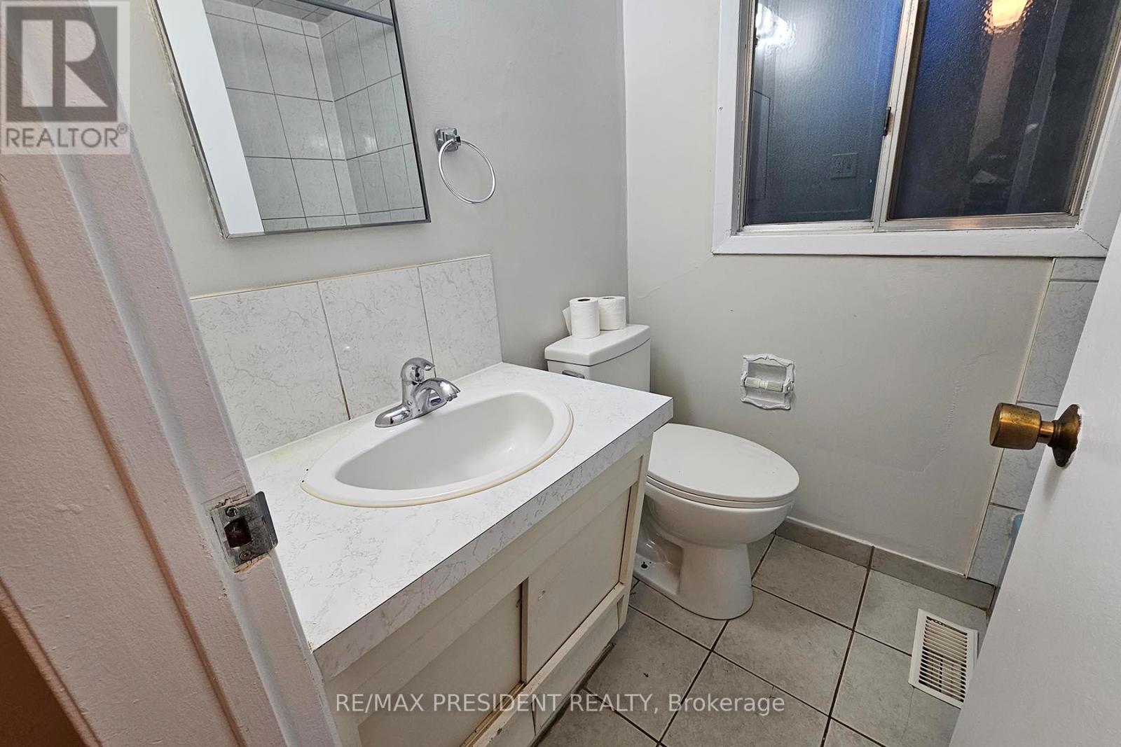 560a Brookhaven Crescent, Waterloo, Ontario  N2L 4R7 - Photo 16 - X12553724