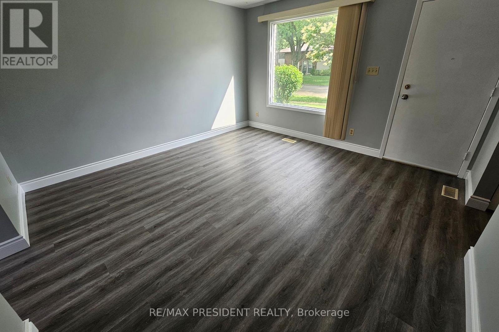 560a Brookhaven Crescent, Waterloo, Ontario  N2L 4R7 - Photo 5 - X12553724