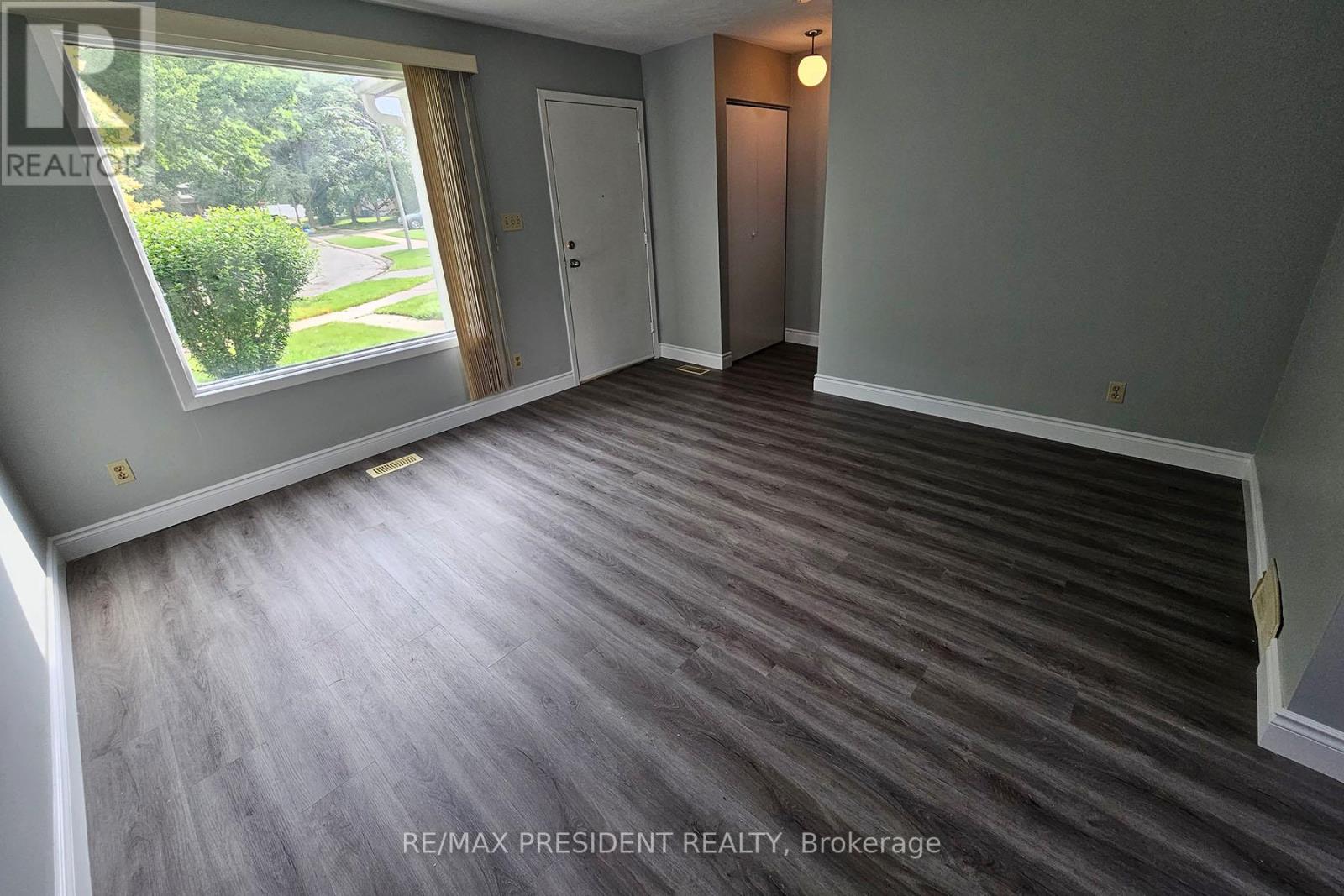 560a Brookhaven Crescent, Waterloo, Ontario  N2L 4R7 - Photo 6 - X12553724