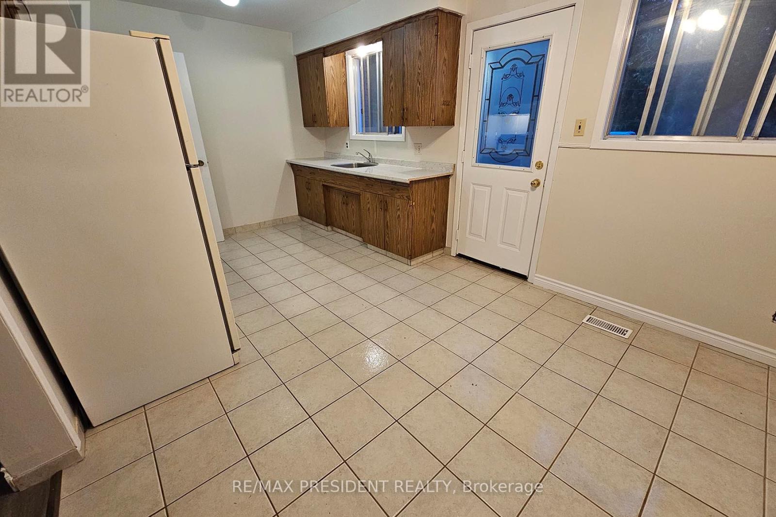 560a Brookhaven Crescent, Waterloo, Ontario  N2L 4R7 - Photo 9 - X12553724