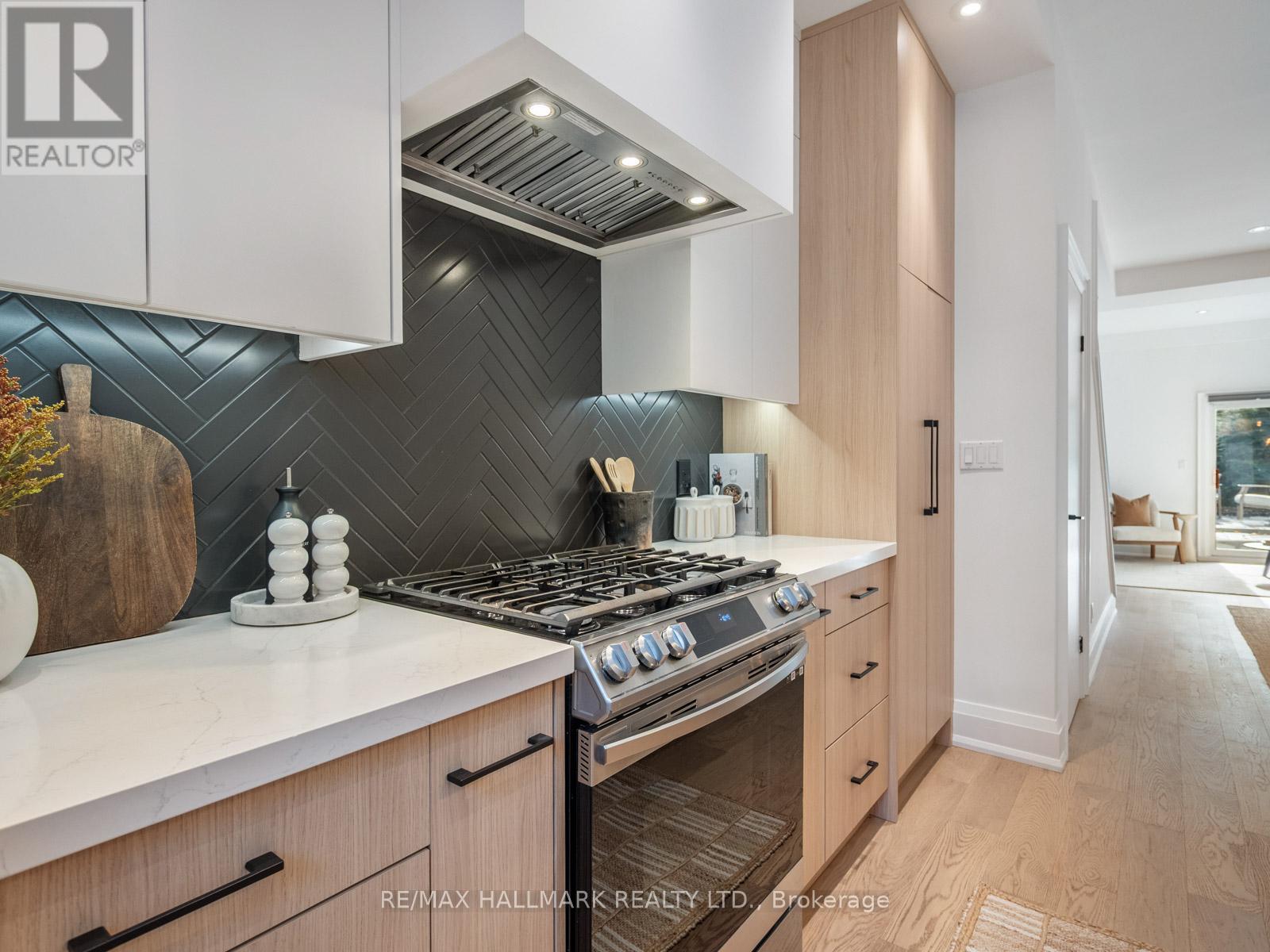 47 Allen Avenue, Toronto, Ontario  M4M 1T5 - Photo 11 - E12553784