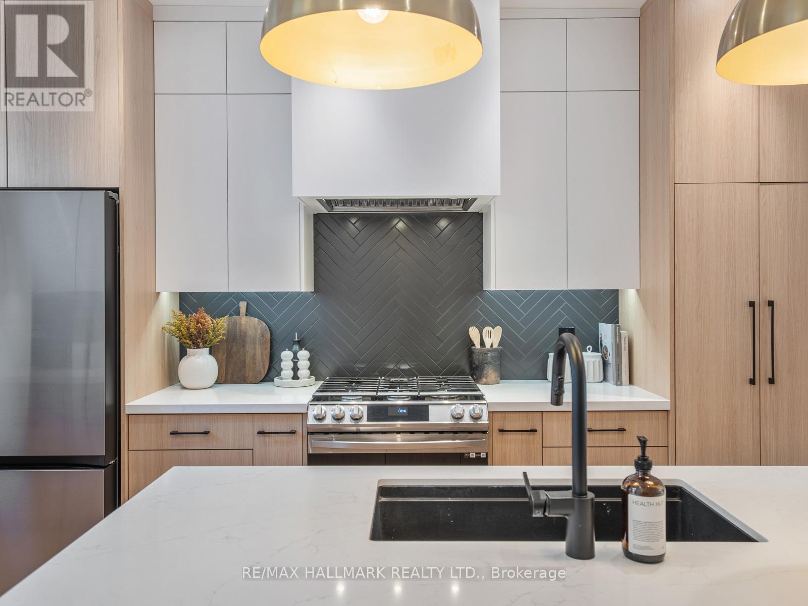 47 Allen Avenue, Toronto, Ontario  M4M 1T5 - Photo 4 - E12553784