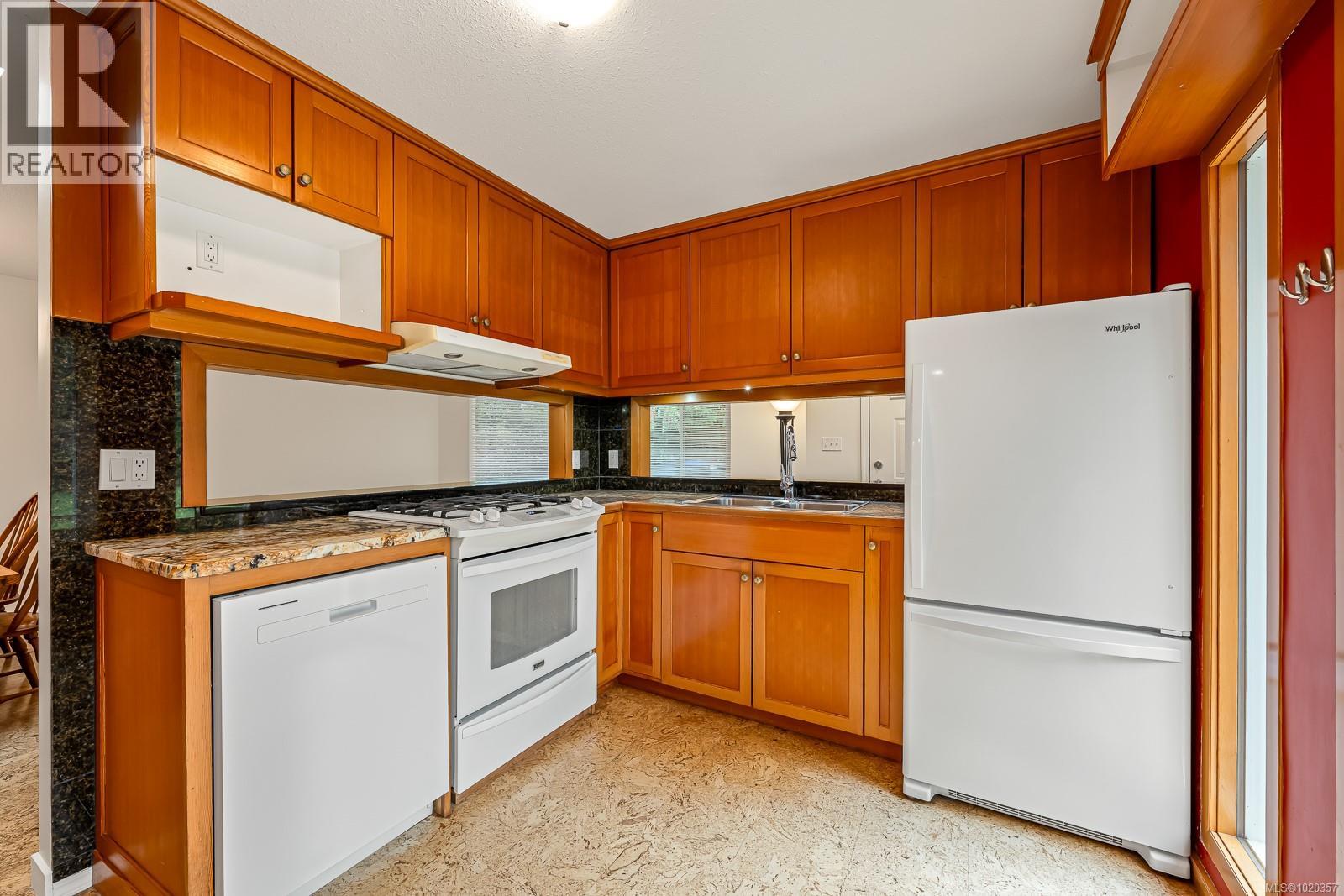 B 379 Willemar Ave, Courtenay, British Columbia  V9N 3L3 - Photo 5 - 1020357