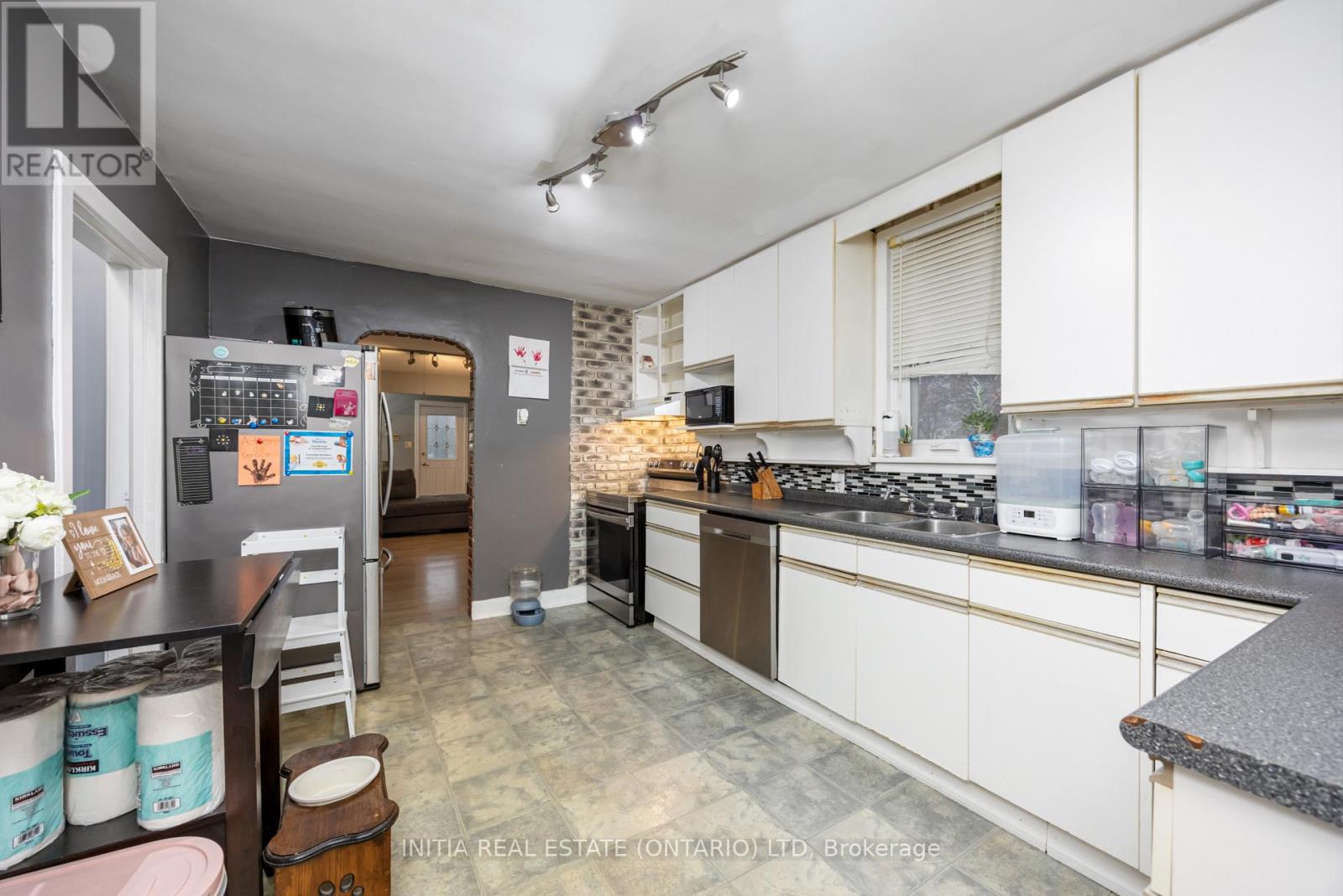 856 Devine Street, Sarnia, Ontario  N7T 1X5 - Photo 3 - X12553880