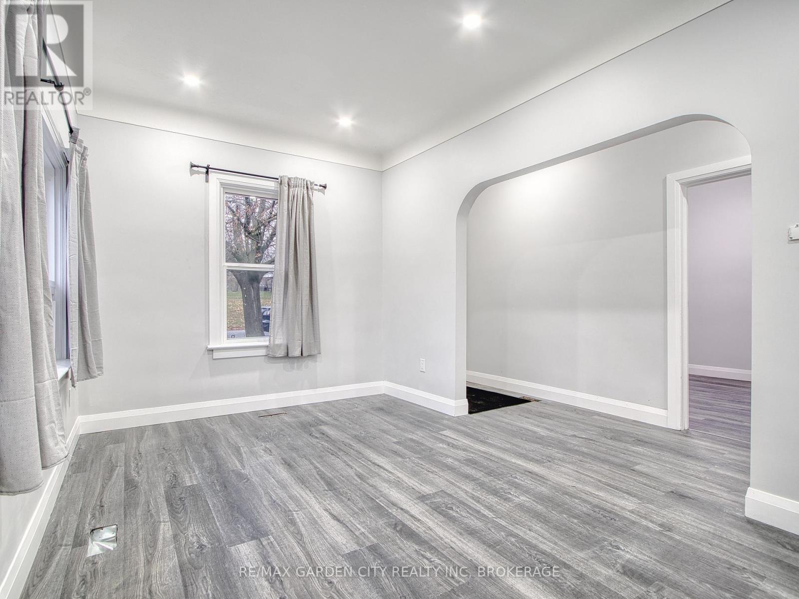 Upper - 7 Maplecrest Avenue, St. Catharines, Ontario  L2T 1A5 - Photo 14 - X12553850