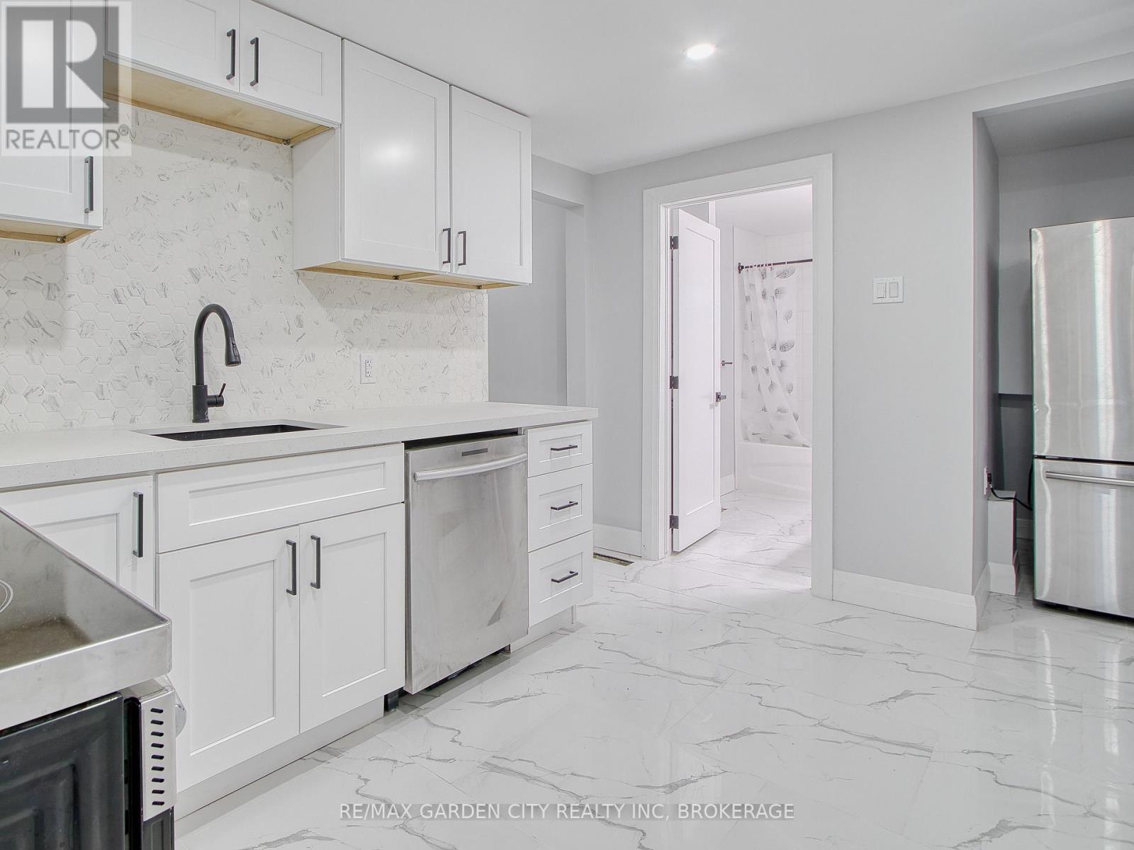 Upper - 7 Maplecrest Avenue, St. Catharines, Ontario  L2T 1A5 - Photo 6 - X12553850