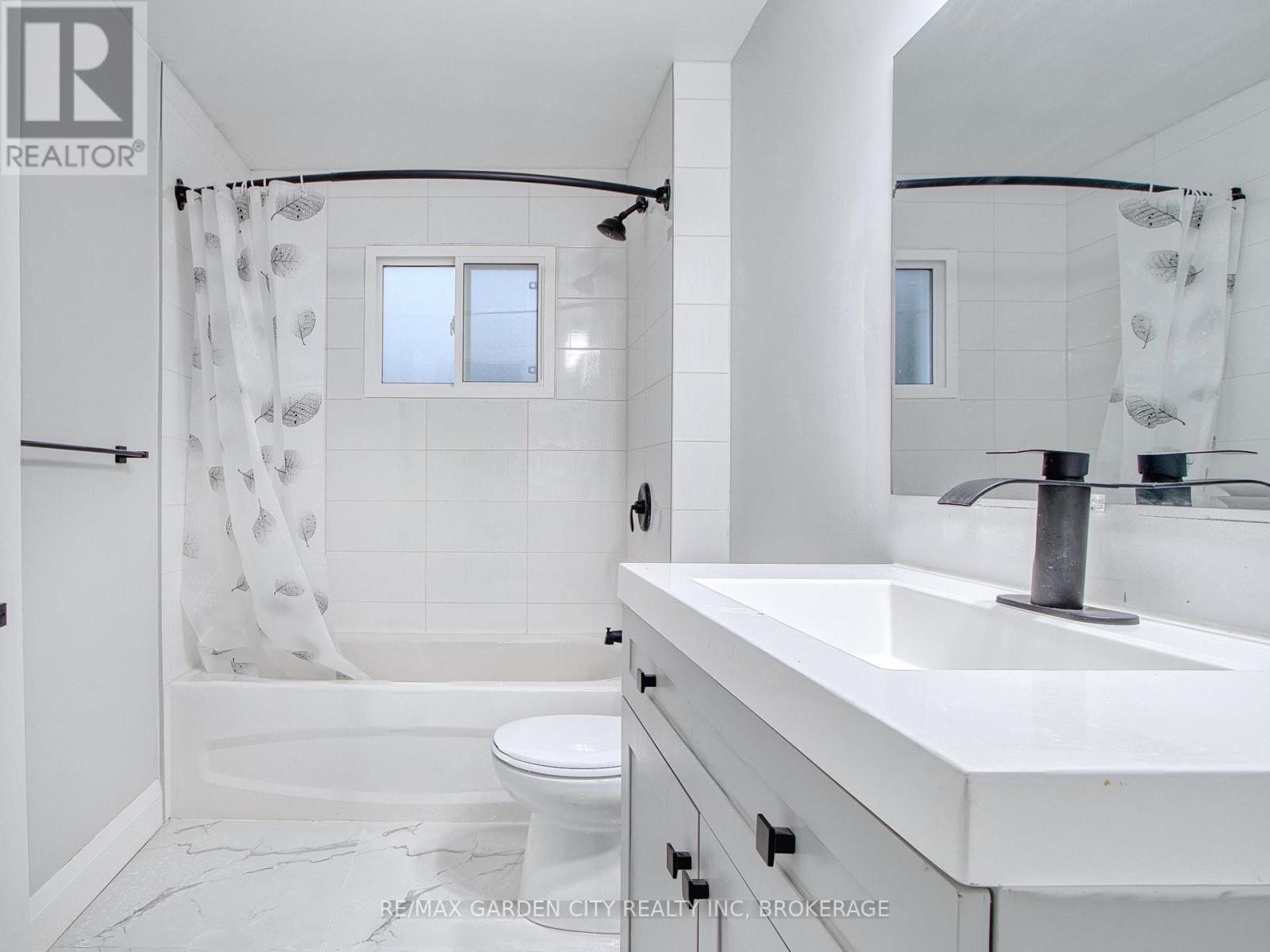 Upper - 7 Maplecrest Avenue, St. Catharines, Ontario  L2T 1A5 - Photo 8 - X12553850