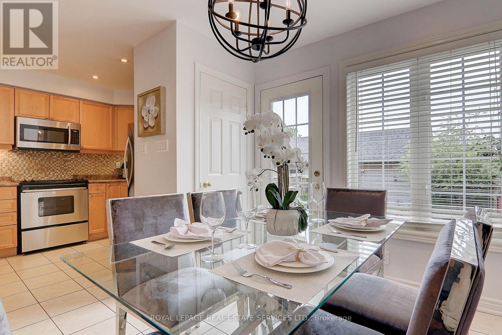 206 Roxton Road, Oakville, Ontario  L6H 6M8 - Photo 15 - W12553942