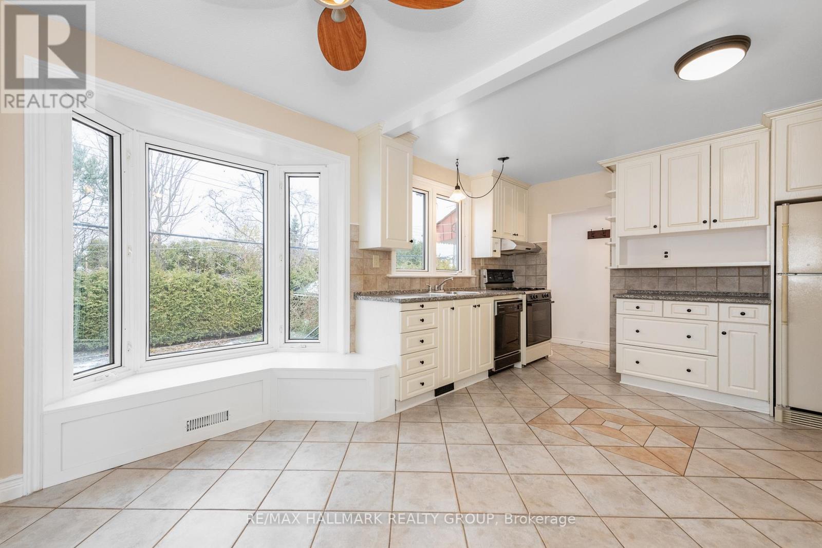 71 Viewmount Drive, Ottawa, Ontario  K2G 3B9 - Photo 14 - X12553956