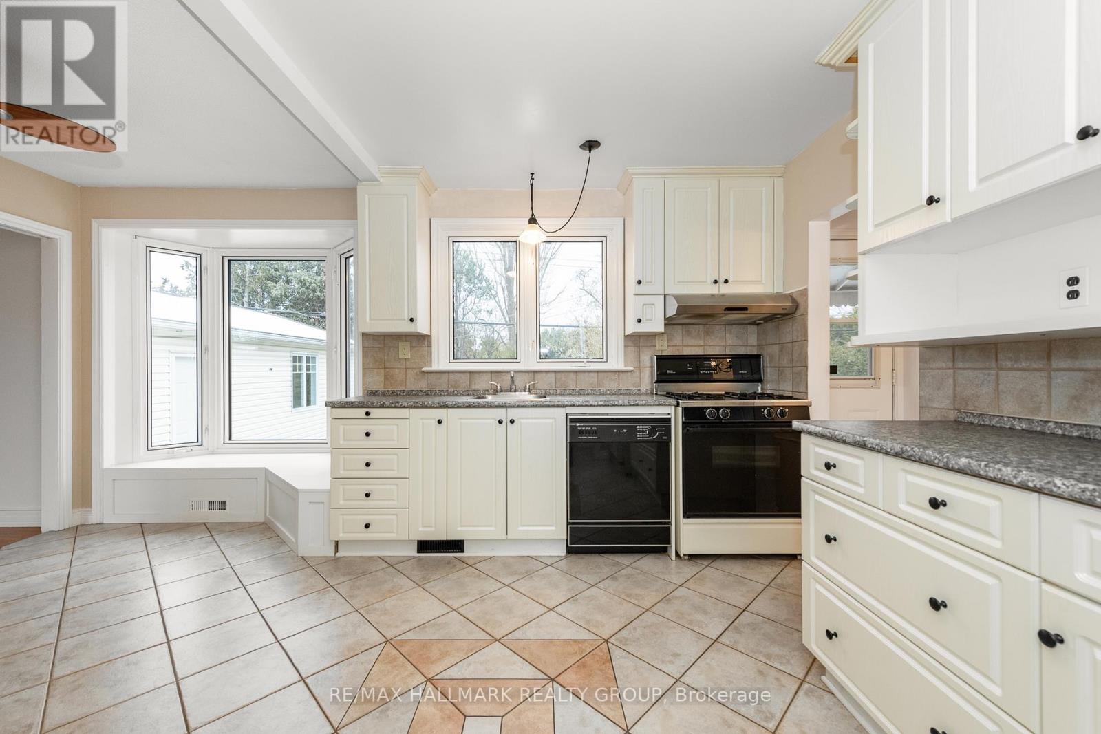 71 Viewmount Drive, Ottawa, Ontario  K2G 3B9 - Photo 15 - X12553956