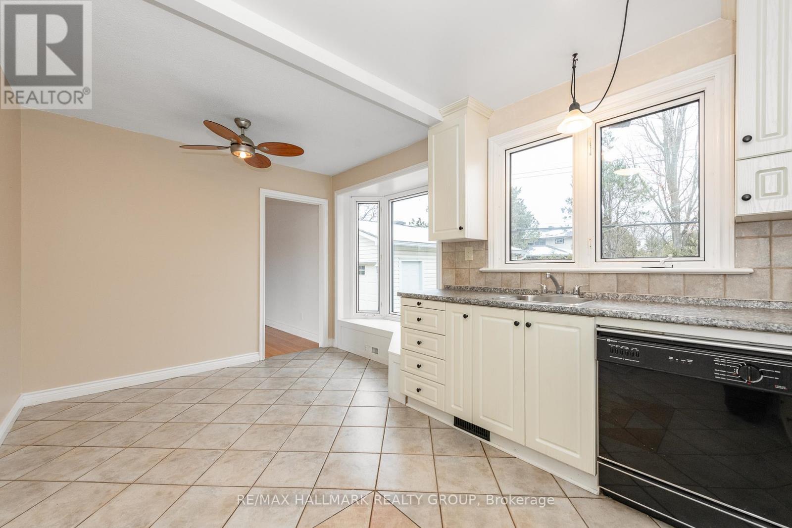 71 Viewmount Drive, Ottawa, Ontario  K2G 3B9 - Photo 16 - X12553956