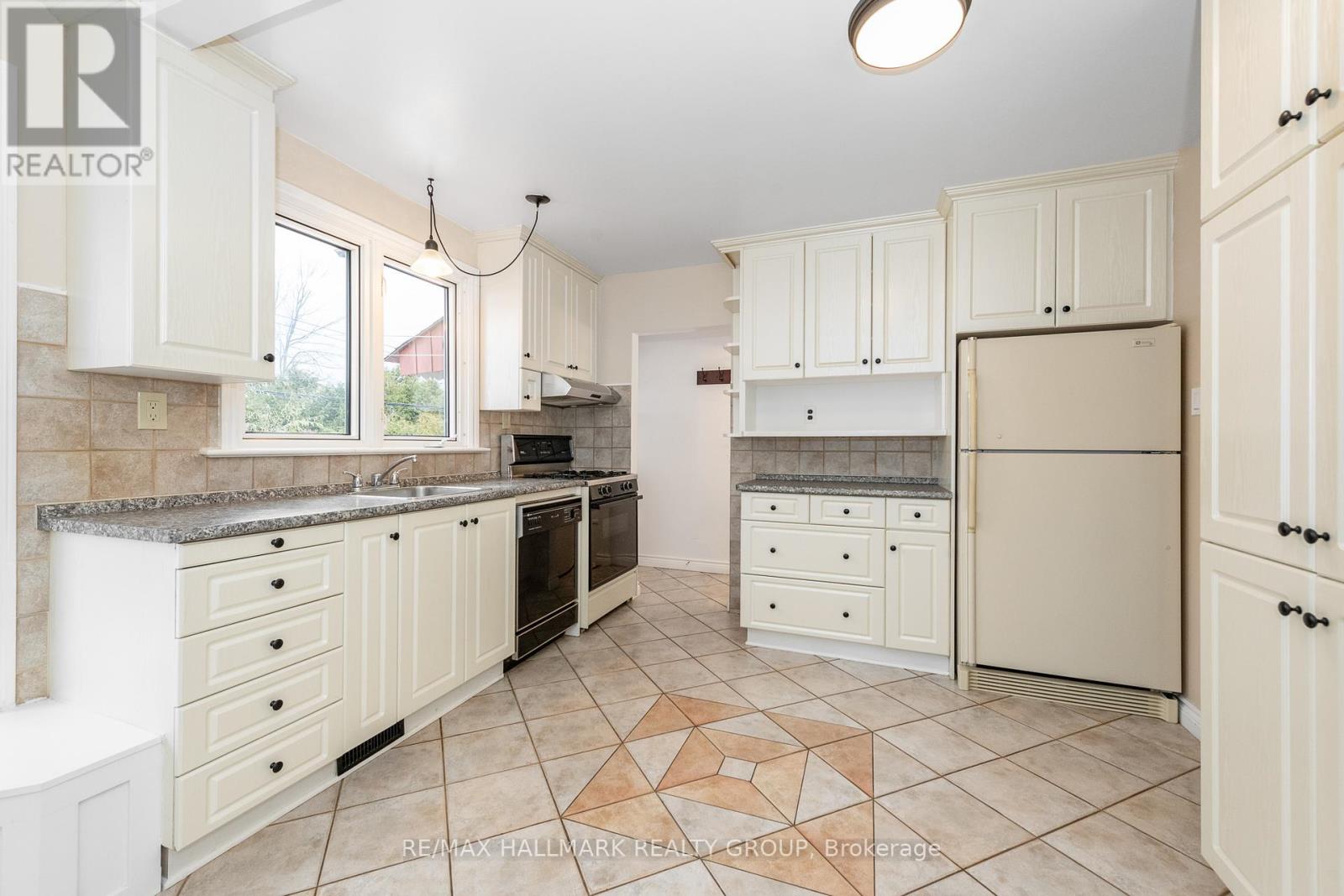 71 Viewmount Drive, Ottawa, Ontario  K2G 3B9 - Photo 18 - X12553956