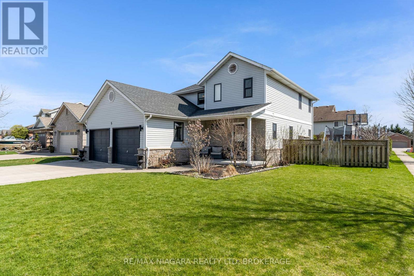 5 Wellandvale Drive, Welland, Ontario  L3C 7G7 - Photo 2 - X12554002