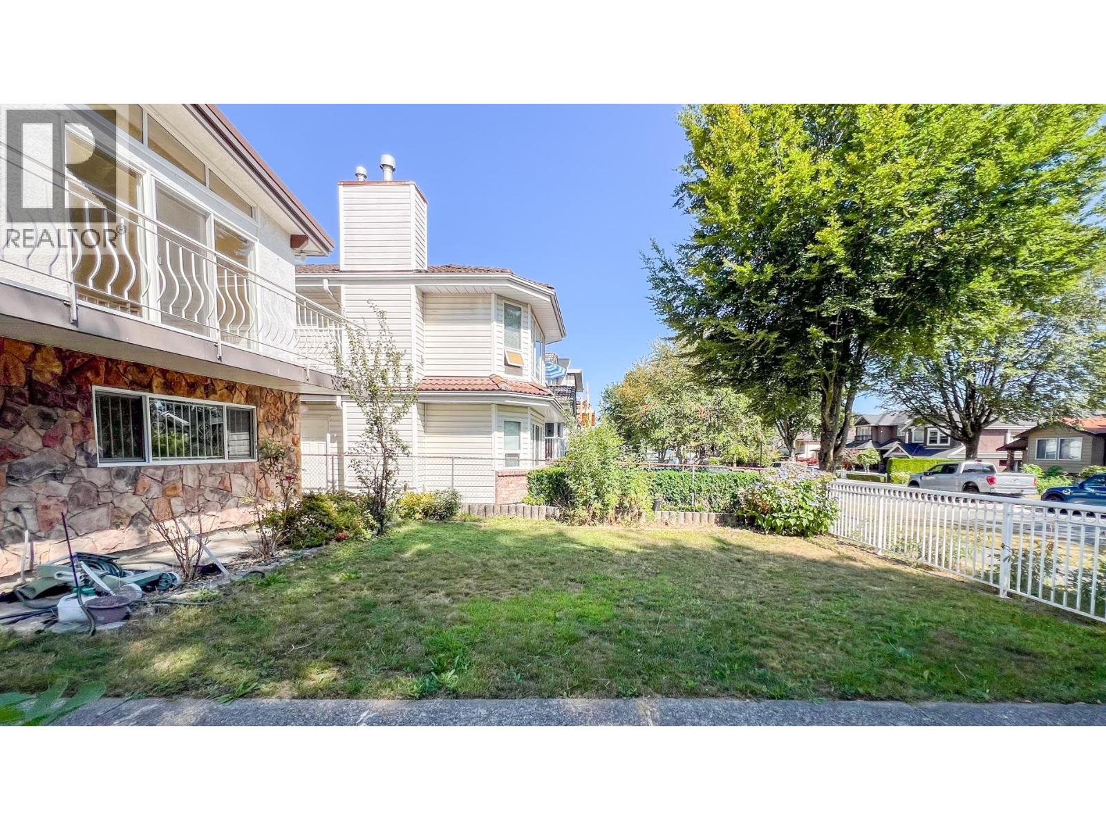 4207 Union Street, Burnaby, British Columbia V5C 2X3 - Photo 2 - R3068224