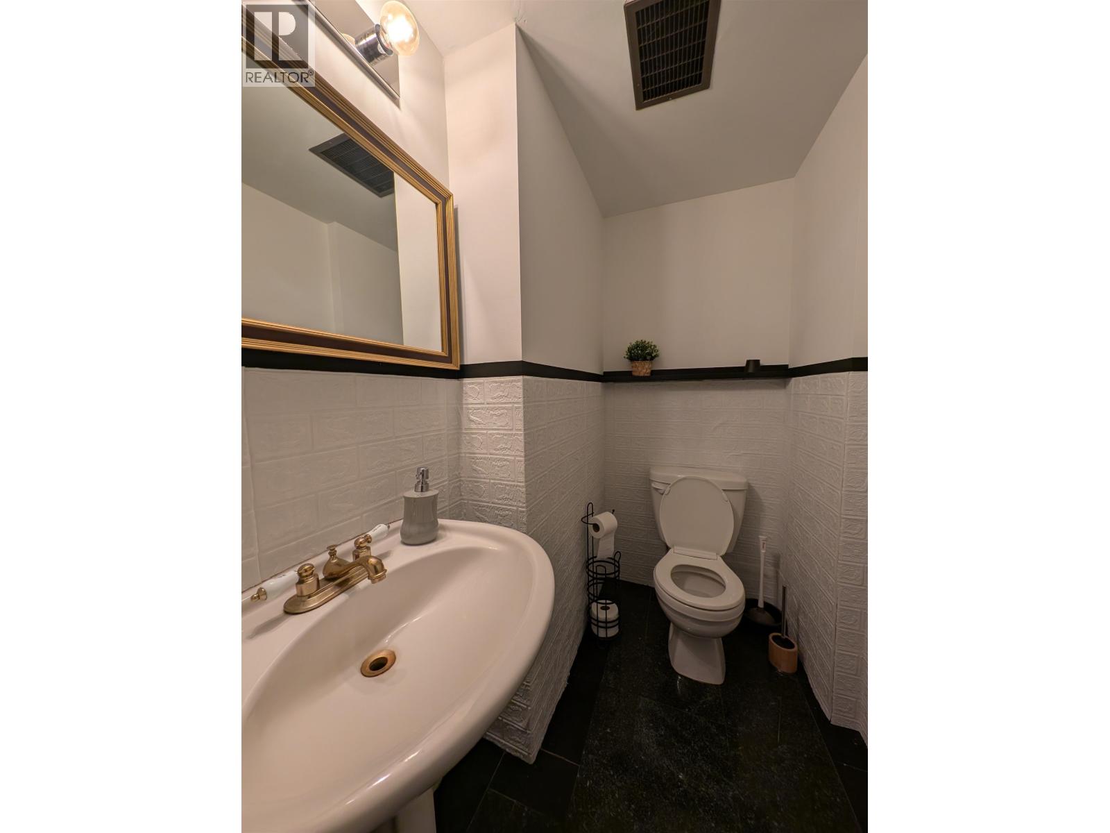 1 & 2 5936 Fraser Street, Vancouver, British Columbia  V5W 2Z7 - Photo 2 - C8072771