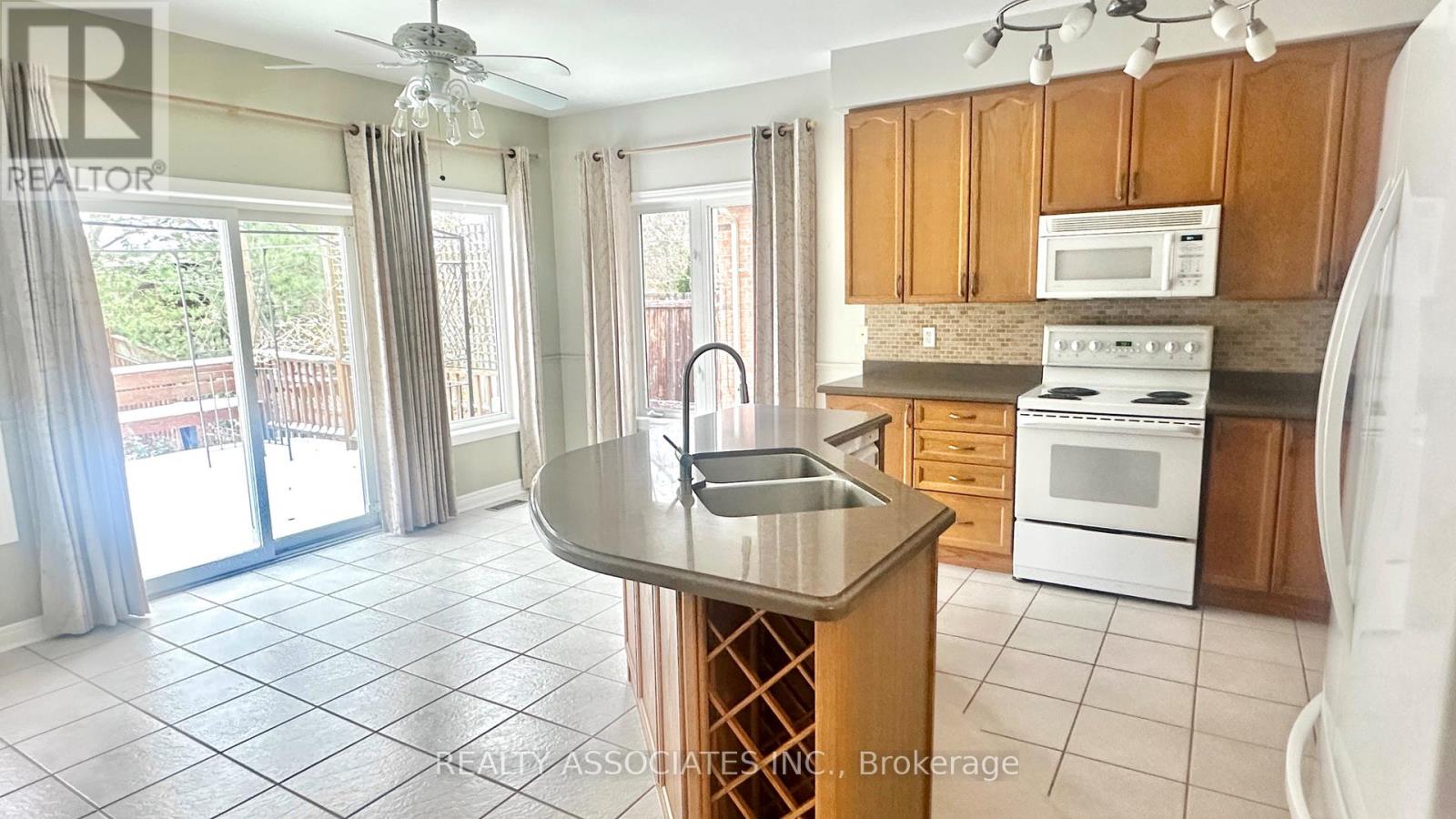 1076 Broughton Lane, Newmarket, Ontario L3X 2L6 - Photo 4 - N12551376