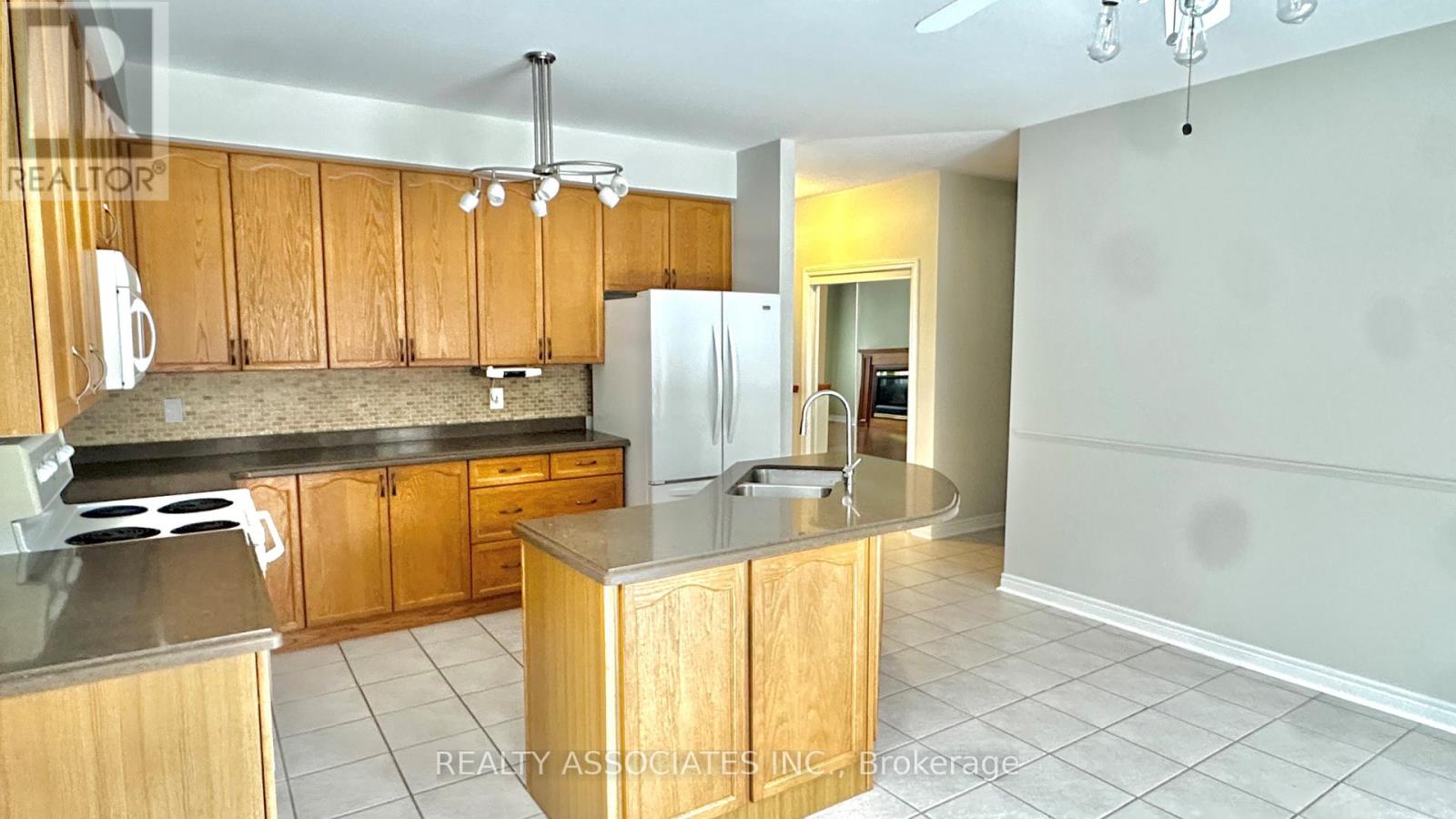 1076 Broughton Lane, Newmarket, Ontario L3X 2L6 - Photo 5 - N12551376