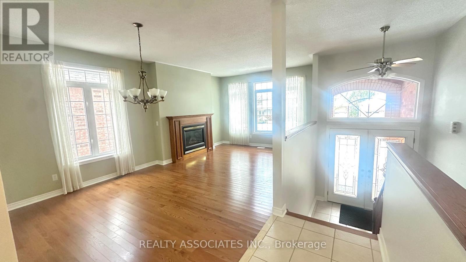 1076 Broughton Lane, Newmarket, Ontario L3X 2L6 - Photo 2 - N12551376